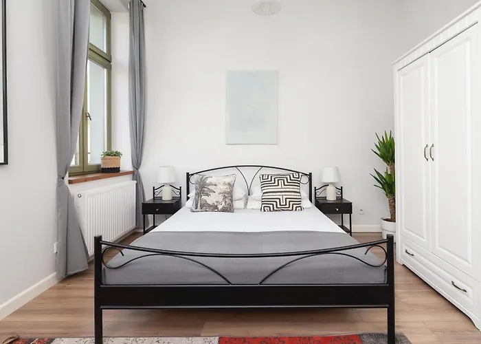 - Dietla 109 Street דירה