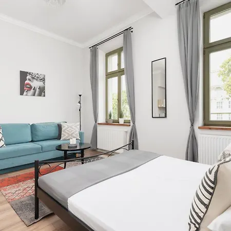 - Dietla 109 Street Apartment *