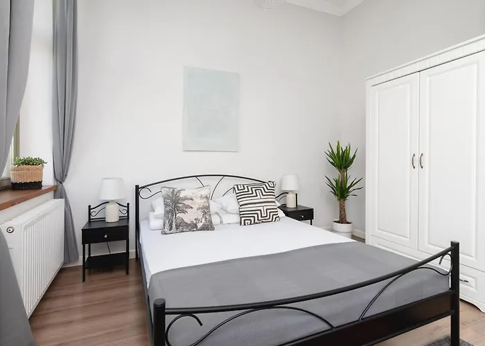 Апартаменты - Dietla 109 Street *